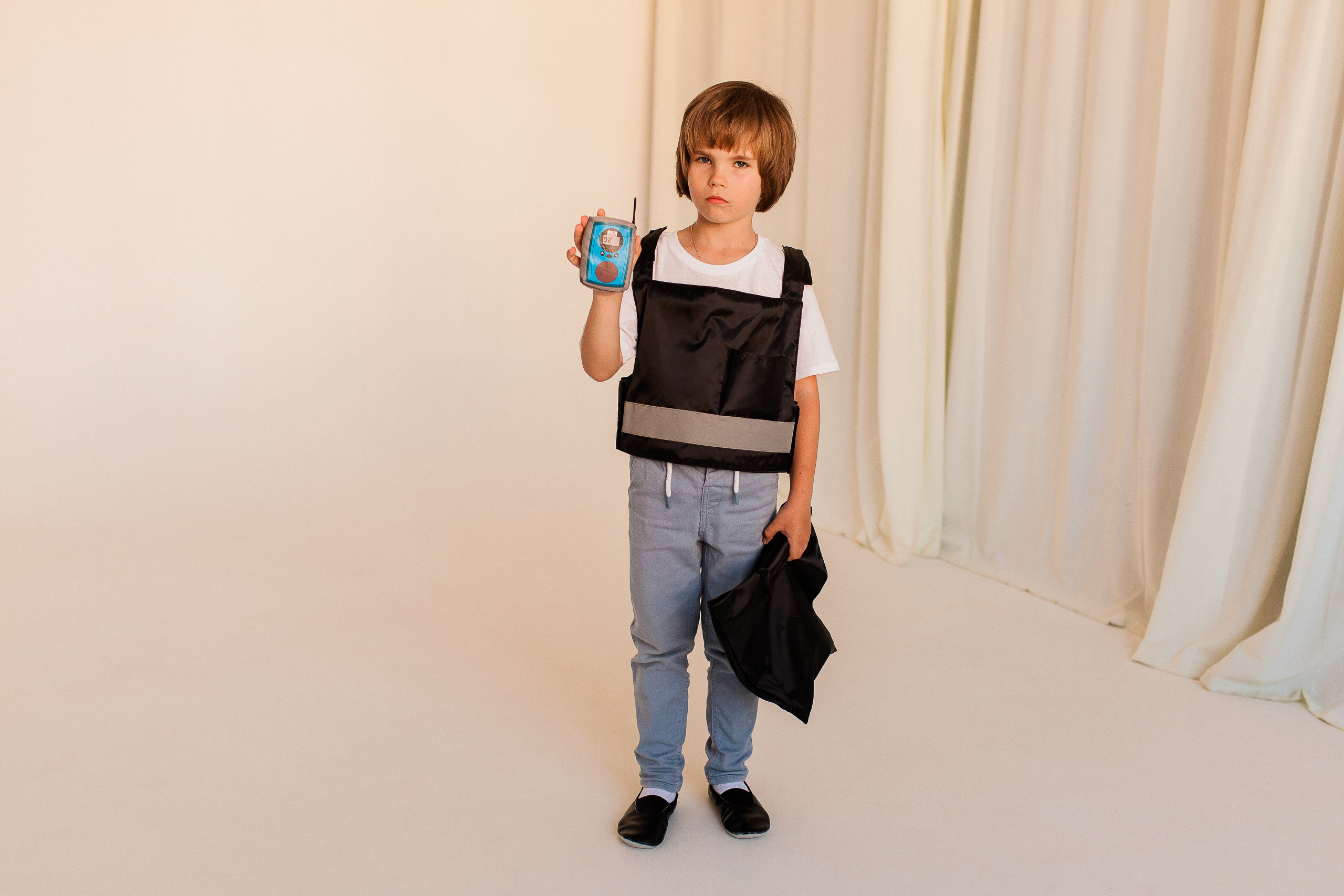 Cash-in-transit courier (tabard + walkie-talkie + bag)