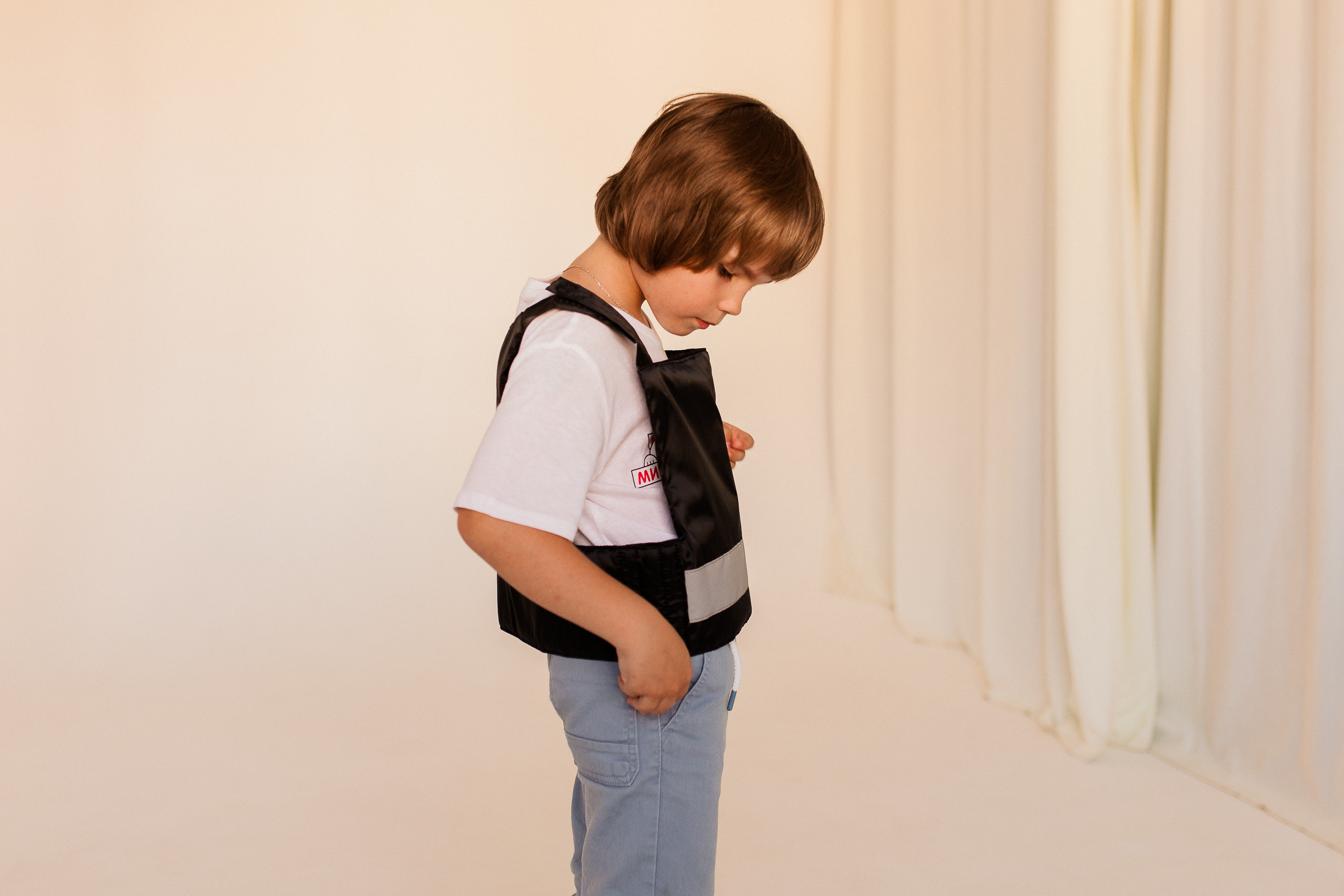 Cash-in-transit courier (tabard + walkie-talkie + bag)